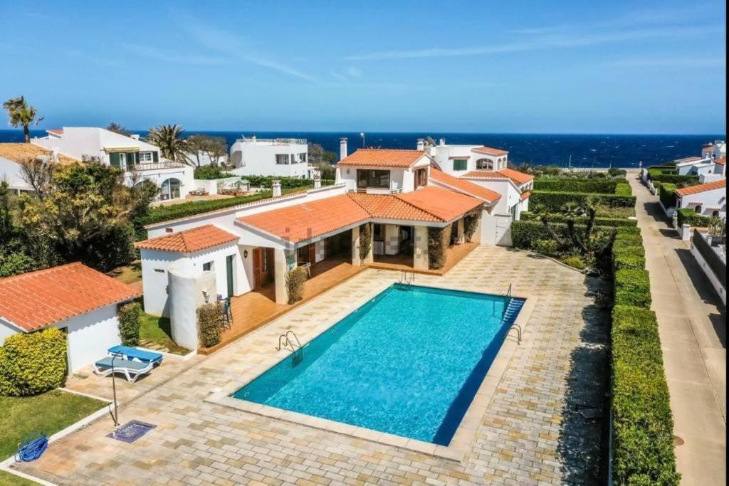 LA CALMA Espectacular villa con jardín y piscina en Menorca