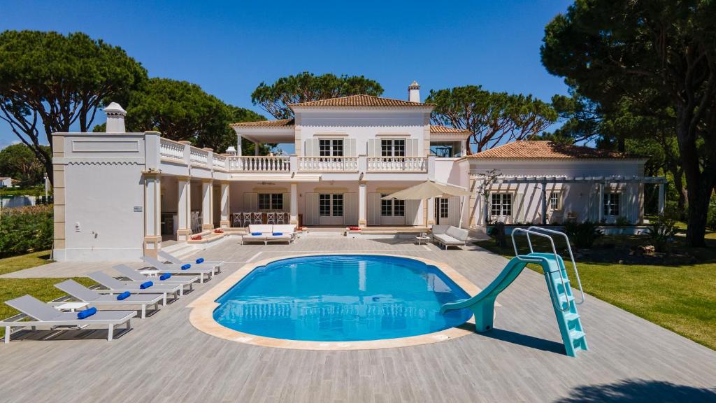 Portuguese mansion close to marina, golf and beach.