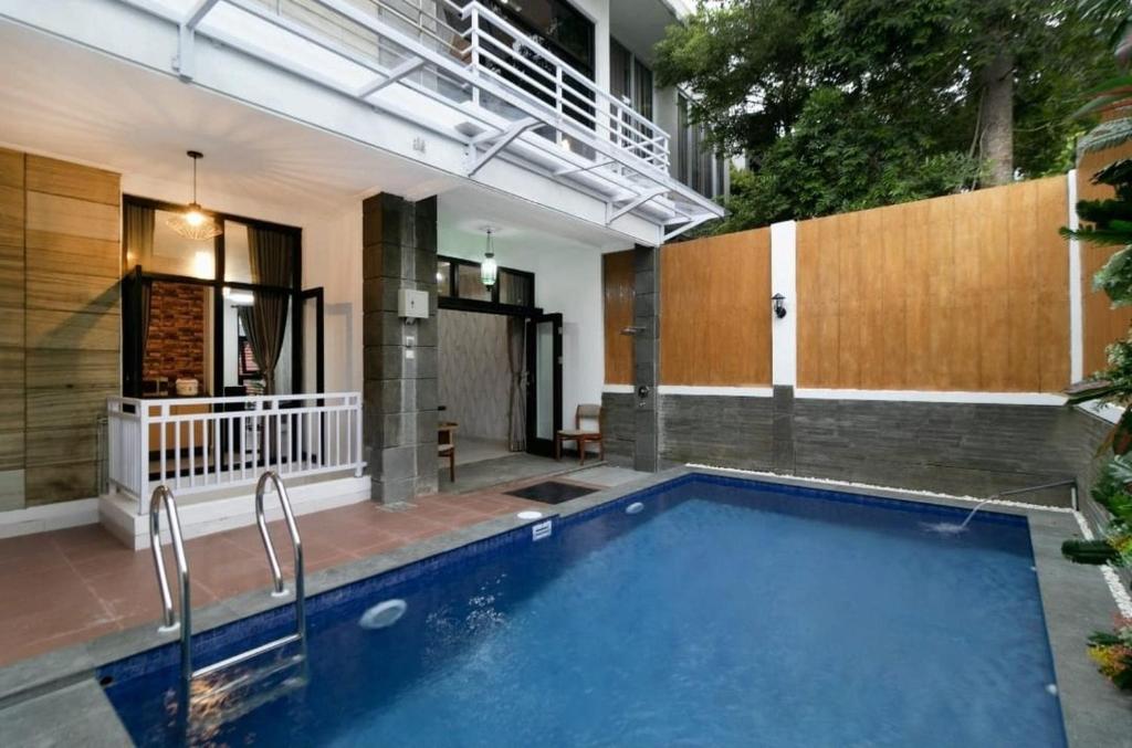 Vila Keluarga Syariah Mawar 82, Dago Resort 4BR dengan Privat Pool BBQ dan Rooftop