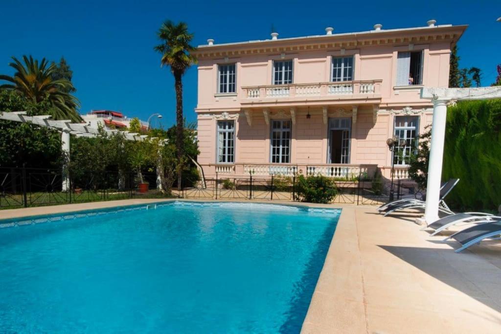 Divine Villa with a large pool in the heart of Nice