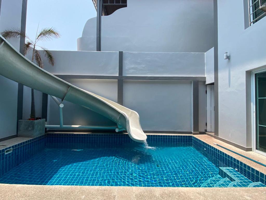 walking st 1km south pattaya 5BR modern villa