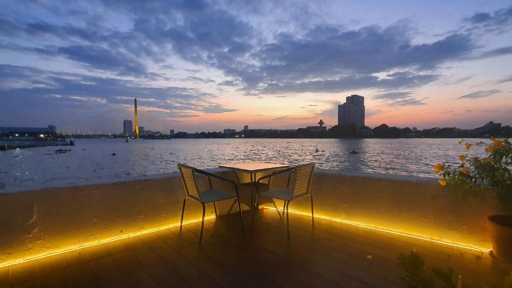 Riverfront house/Chao phraya river/Baan Rimphraya