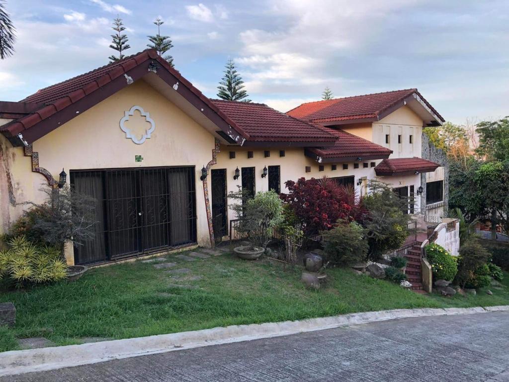 Tagaytay BNR Guesthouse 4BR With Balcony 12-14 Guest