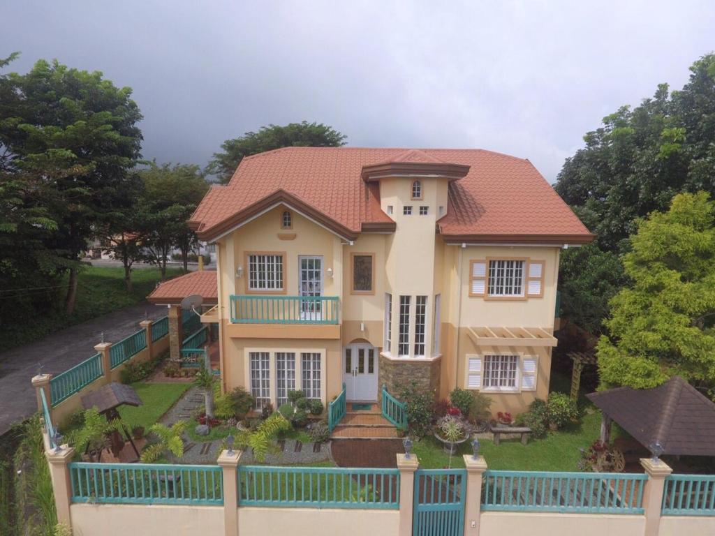 Charming Tagaytay Vacation Home