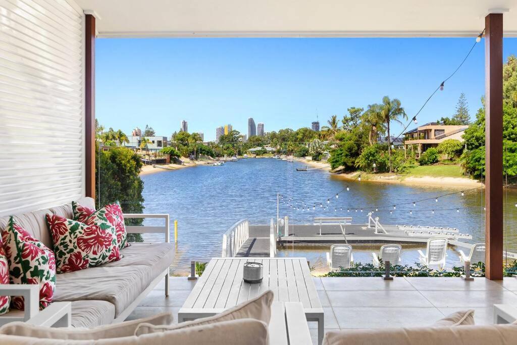 Waterfront Wonderland - entire home in Broadbeach