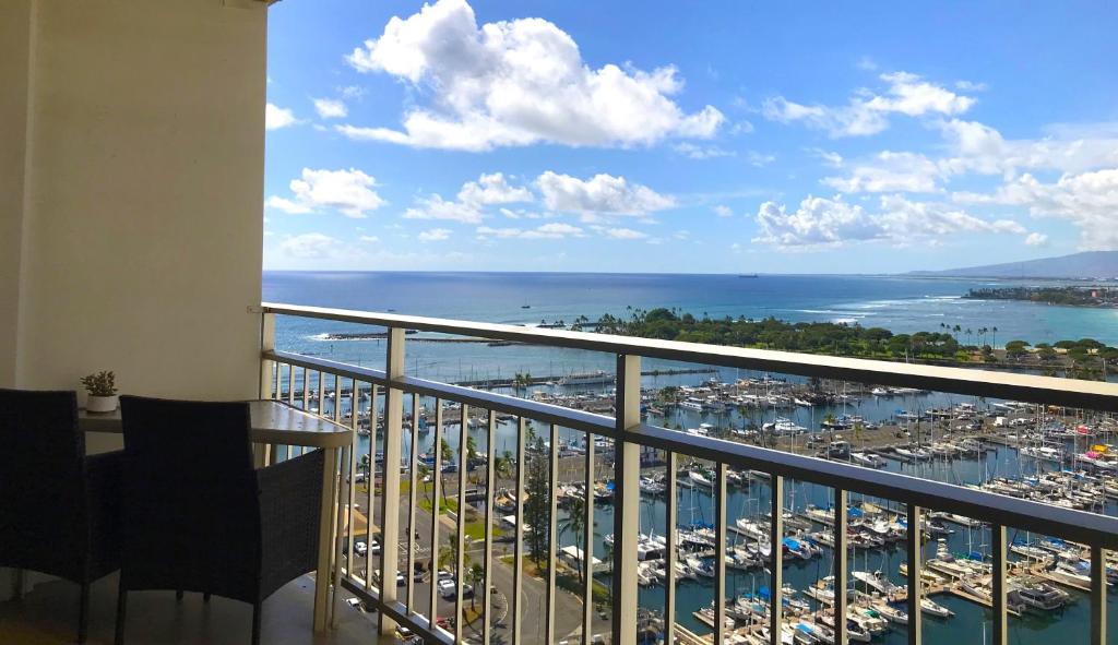 Ilikai Apt 2127 - Spacious Studio with Spectacular Ocean & Harbor Views