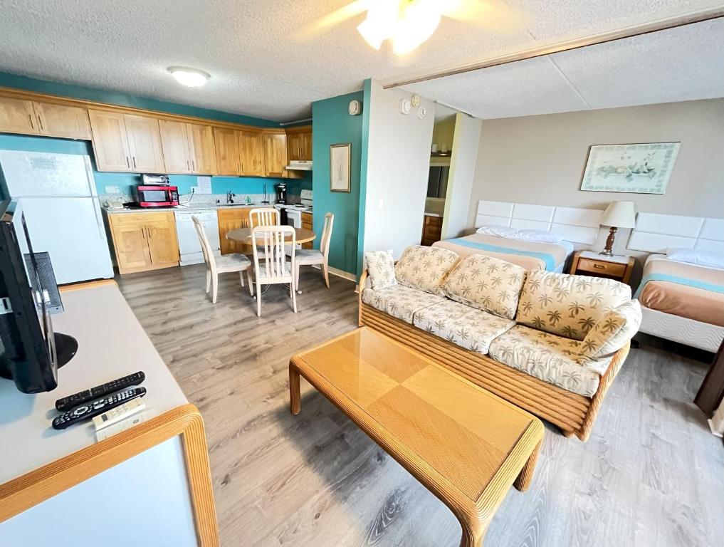 Royal Kuhio 1702 - Spacious Studio with Stunning Mountain City Views in the Heart of Waikiki!