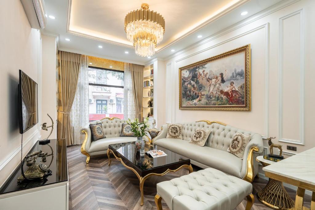 Royal Luxury Villa in Hanoi Center with Rooftop Space