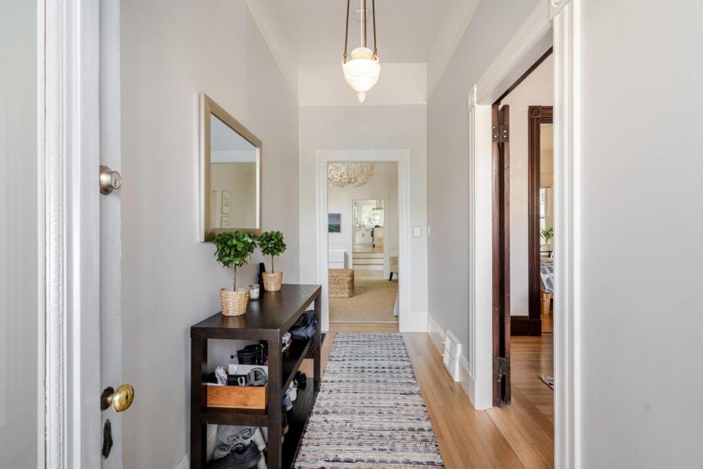 STYLISH AND SPACIOUS 2ND Flr 2 BR VICTORIAN HOME