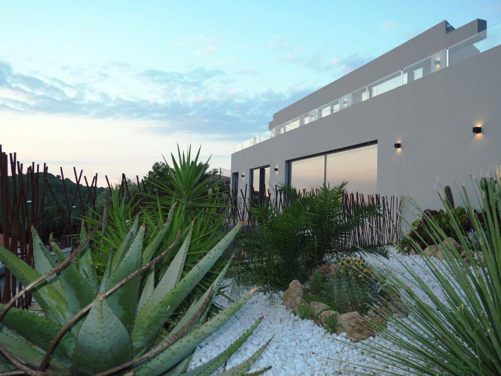 Casa Lou, architect villa with heated pool at Begur, 470m2