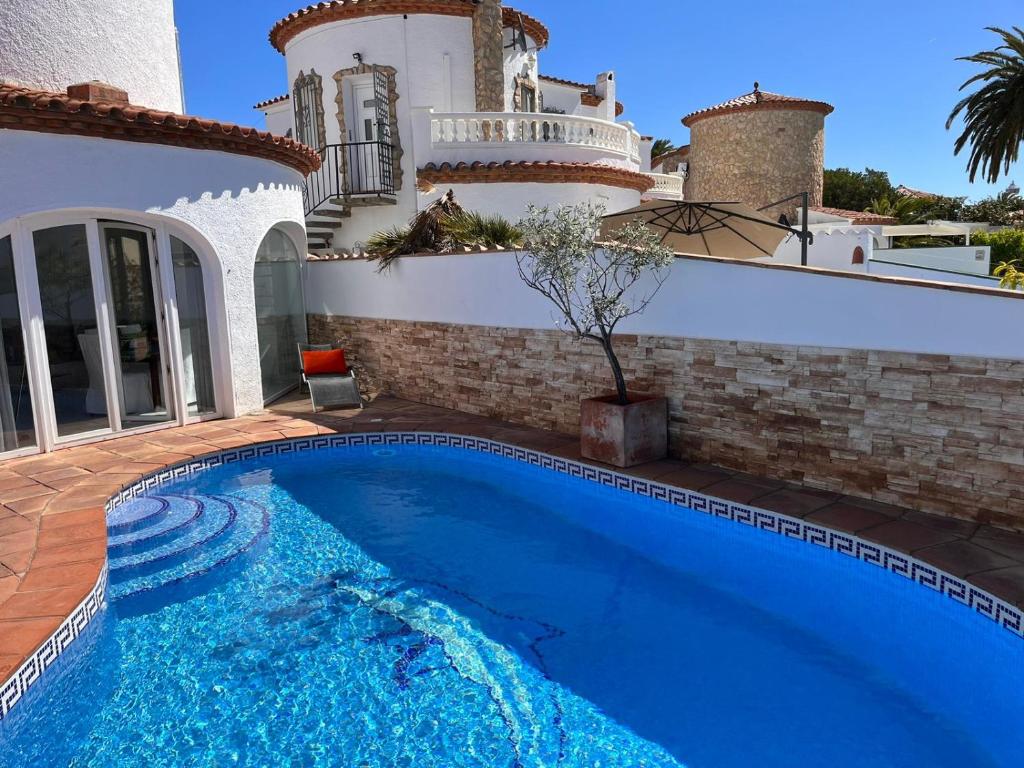 Villa Empuriabrava on main canal with 13 m private mooring, private pool, air con in all rooms, non-smoking