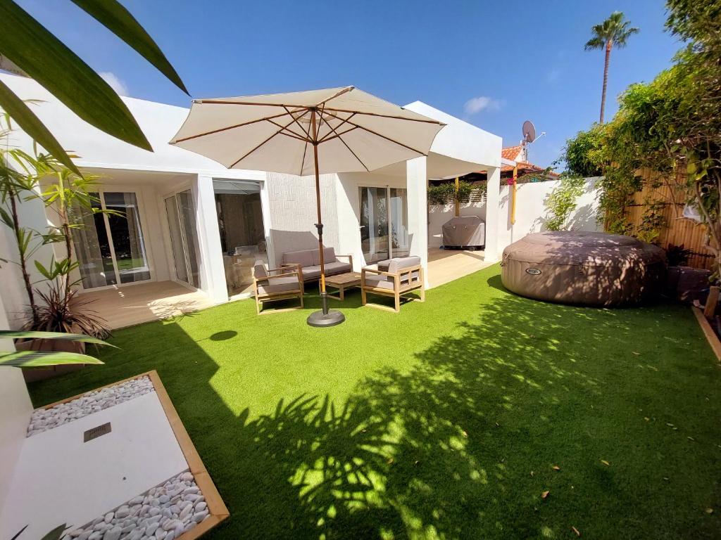 Bungalow de diseño hidromasajes terraza y piscina.