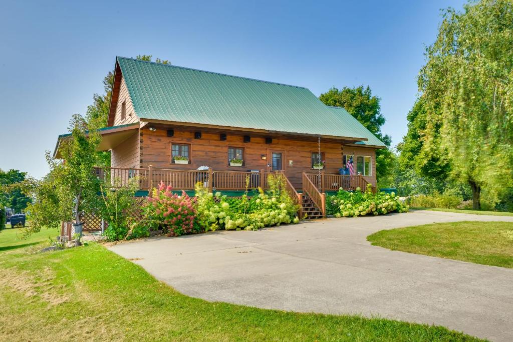 Warm and Cozy Clayton Cabin Near St Lawrence River!