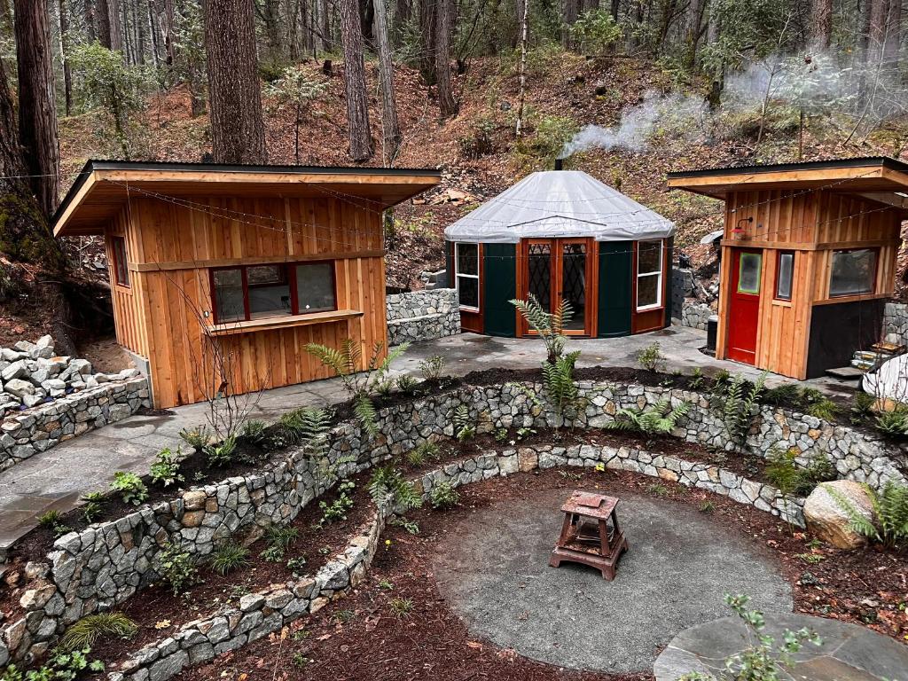 Magical Yurt in the woods - 2 miles from town