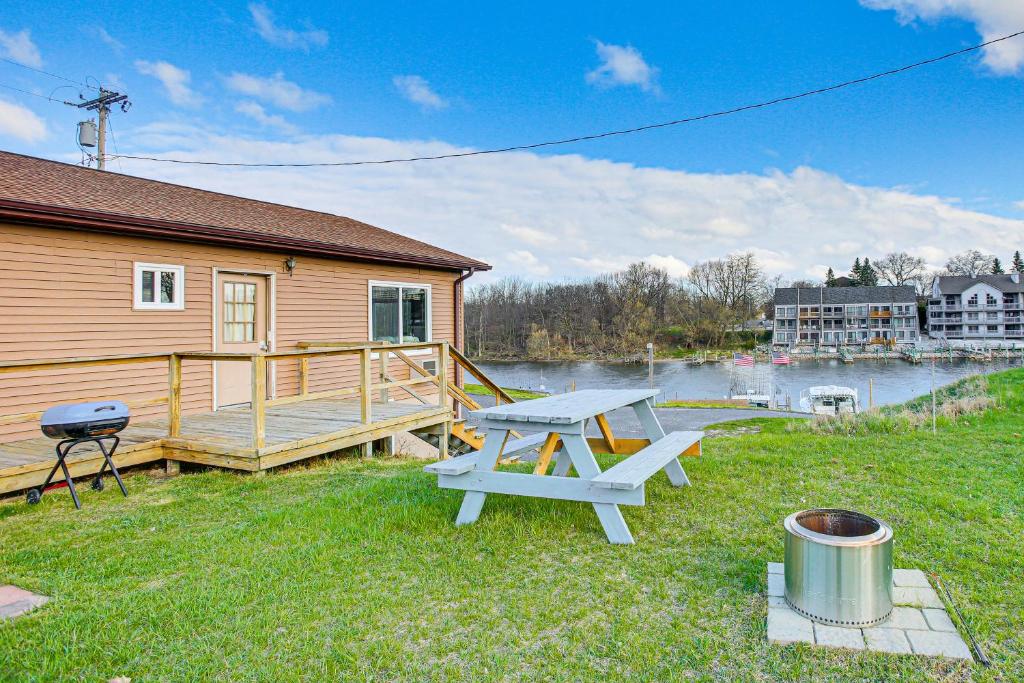 Michigan Manistee River Cabin about 1 Mi to Downtown