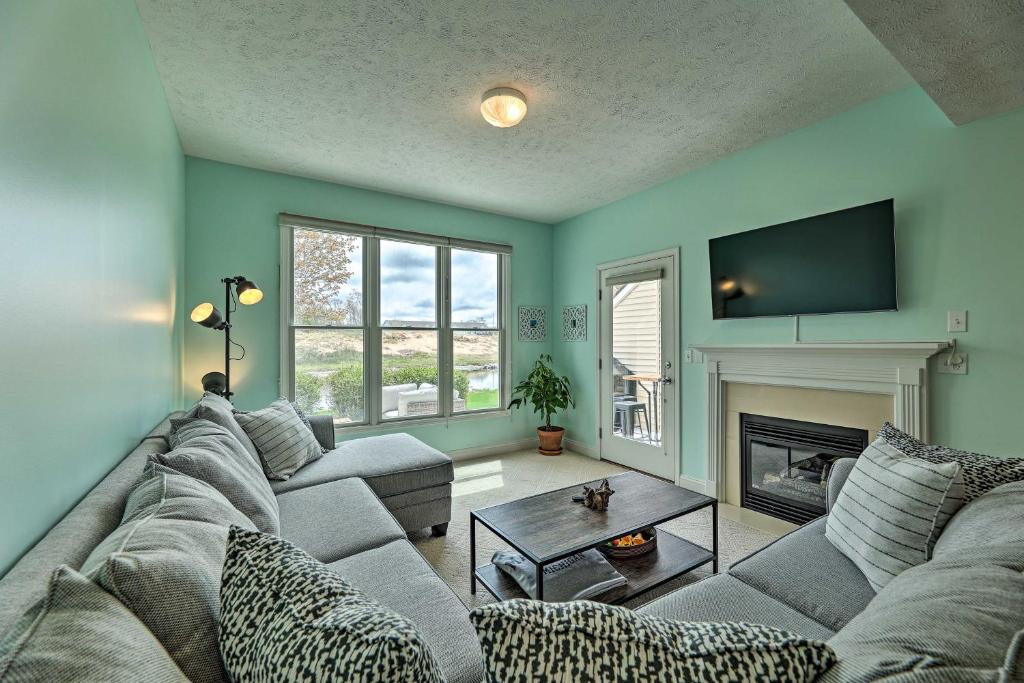 Bright Manistee Condo with Beach and Pool Access!