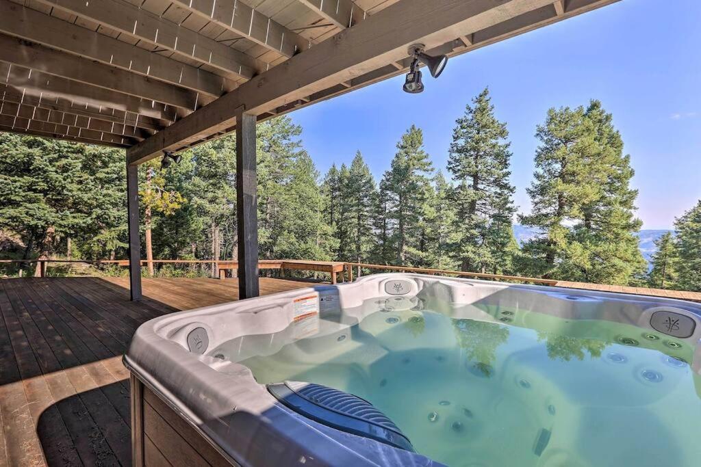 Gorgeous Bear Mountain with Hot Tub & WFH Friendly