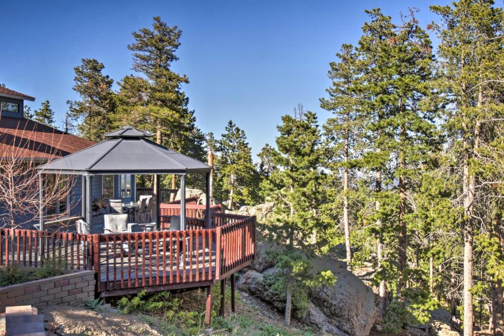 Private Evergreen Hideaway with Deck and Mountain View